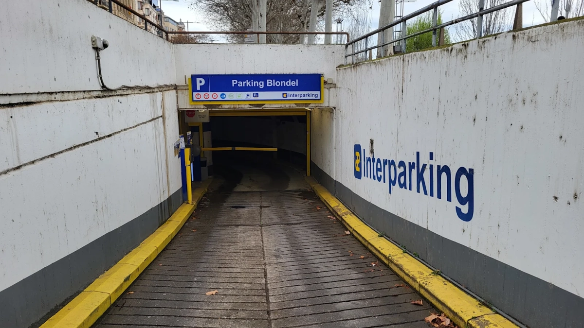Entrada al pàrquing del Blondel de Lleida