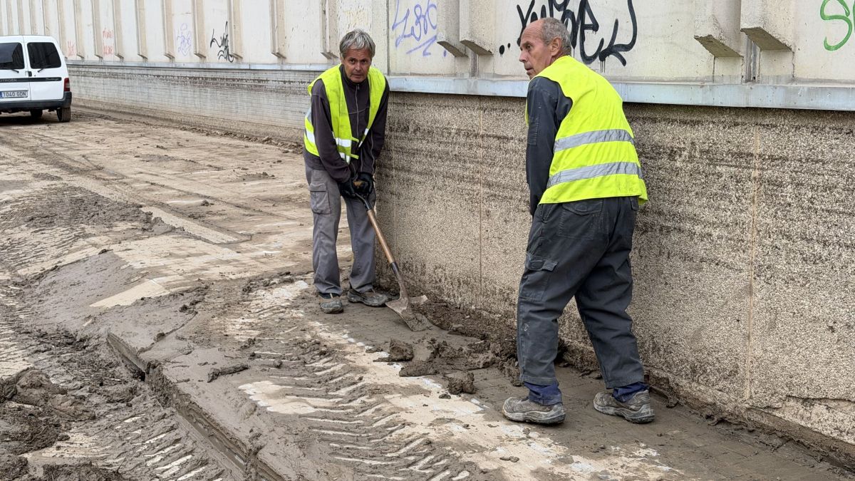 Operaris treient fang d’un carrer de Granollers