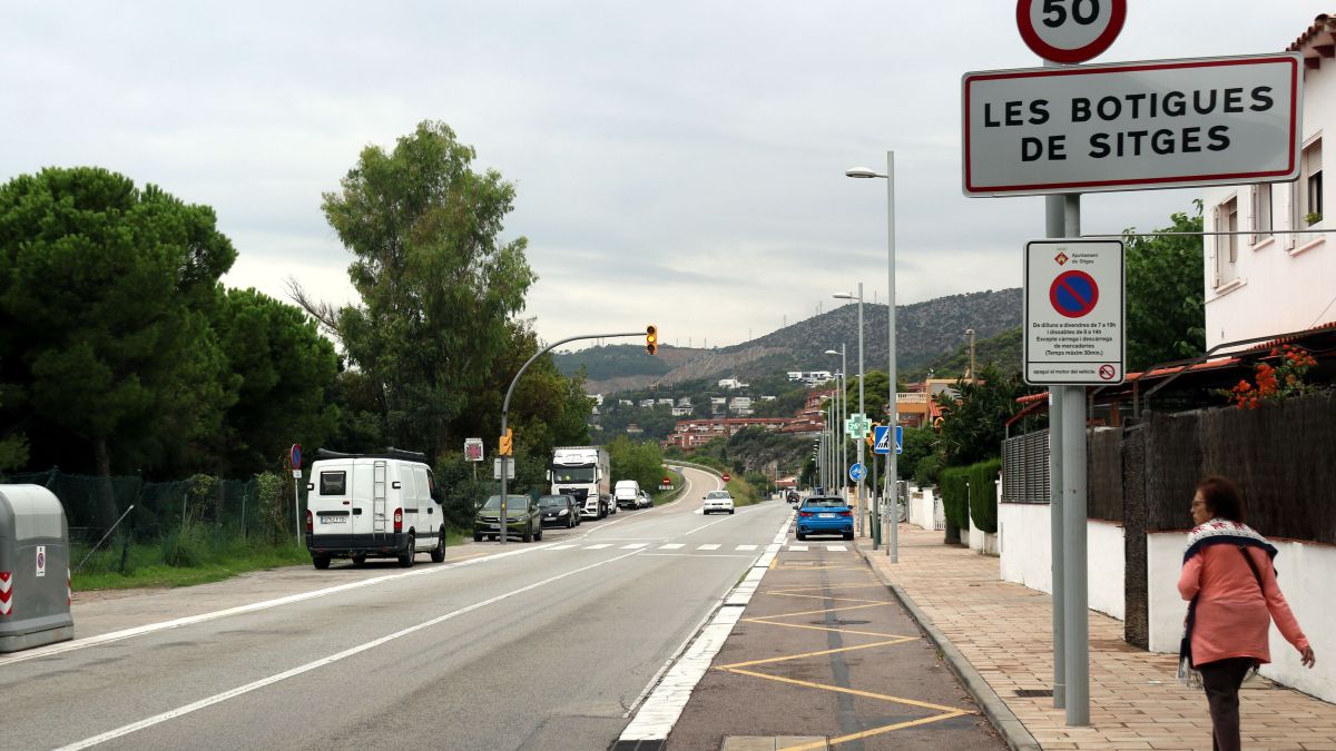 Cartell a l'entrada de les Botigues de Sitges
