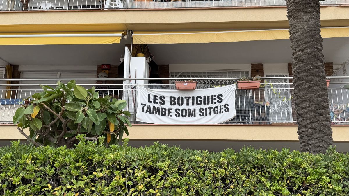 Pancarta reivindicativa en un balcó de les Botigues de Sitges