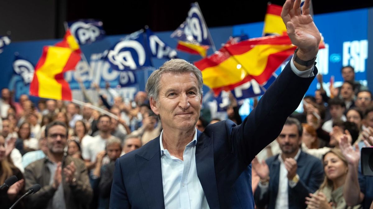 El president del PP, Alberto Núñez Feijóo, saluda en el míting de precampanya del PP a Madrid