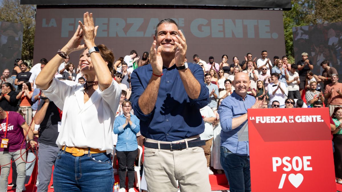 El president espanyol i candidat del PSOE al 29 N, Pedro Sánchez, amb l'exvicepresidenta del govern espanyol María Jesús Montero, durant el míting que ha celebrat aquest dissabte a Dos Hermanas