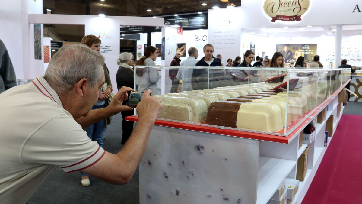 Un home fa una fotografia a un torró gegant