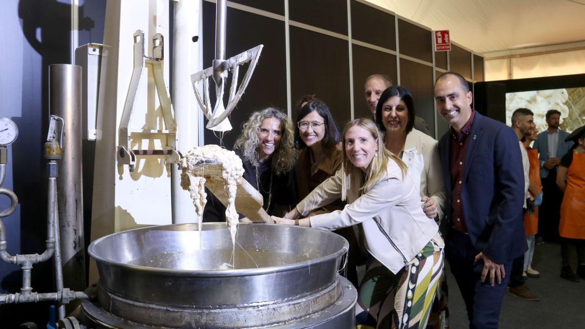 La consellera d'Interior, Núria Parlon, amb l'alcaldessa d'Agramunt, Sílvia Fernández, i la directora de la fira, Tamara Lombardo, durant la inauguració de la 37a edició de la Fira del Torró i la Xocolata a la Pedra d'Agra