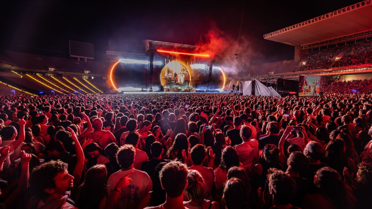 Públic durant l'últim concert d'Oques Grasses a l'Estadi de Montjuïc.
