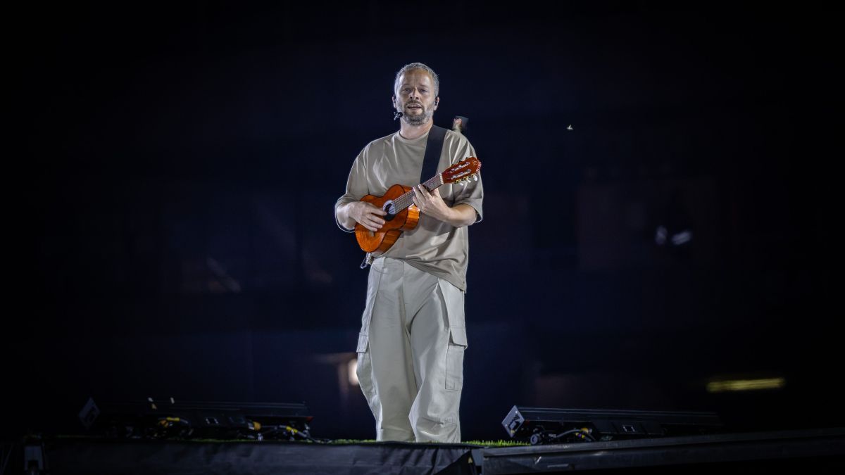 El cantant d'Oques Grasses, Josep Montero, en un moment de l'últim concert del grup a l'Estadi de Montjuïc. (2)