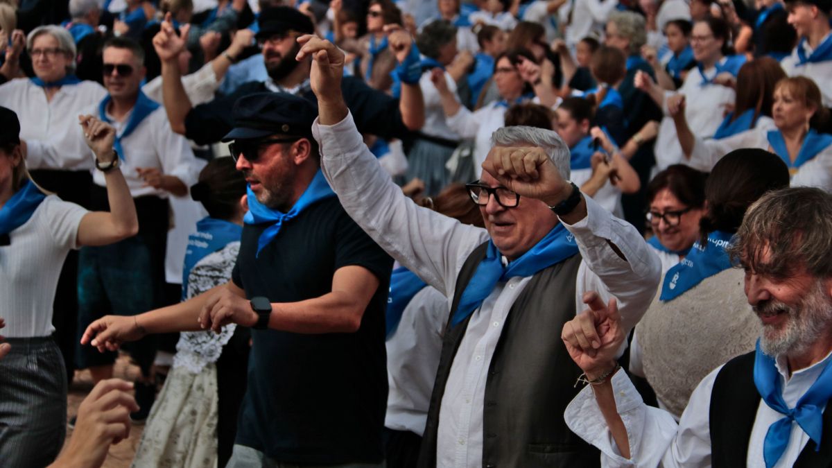 Balladors i balladores de totes les edats baten el rècord Guinness de la ballada més multitudinària de Jota Vella a la Ràpita