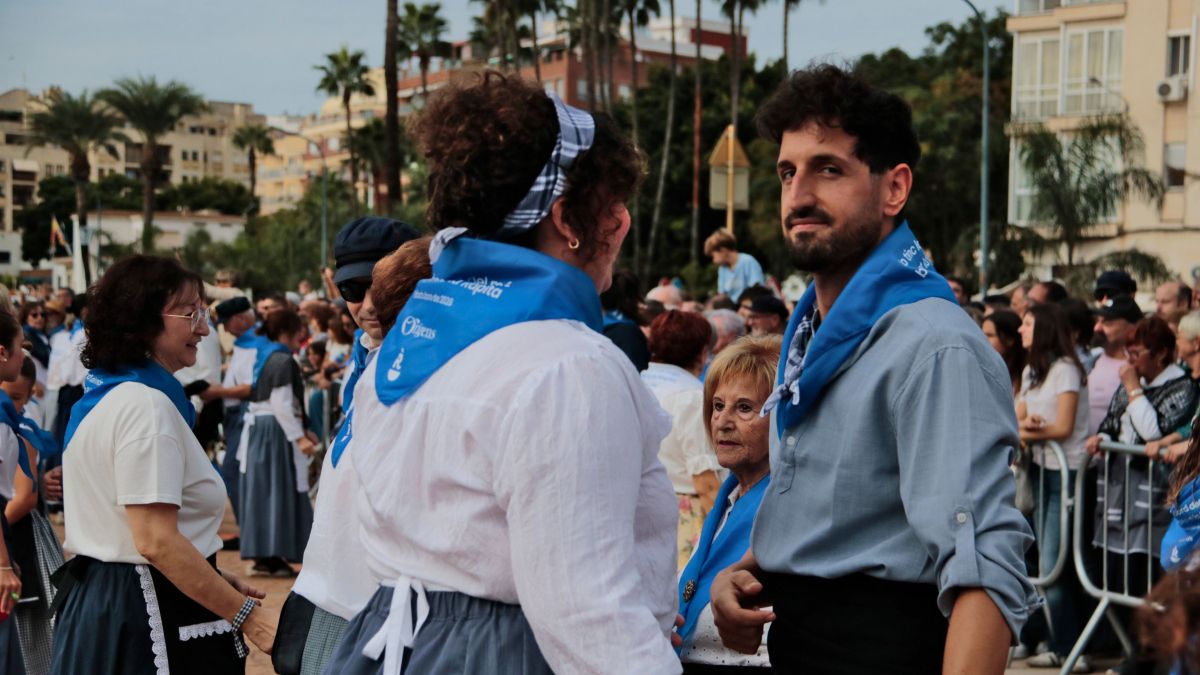 Un dels participants en el rècord Guinness de ball de Jota a la Ràpita observa a càmera