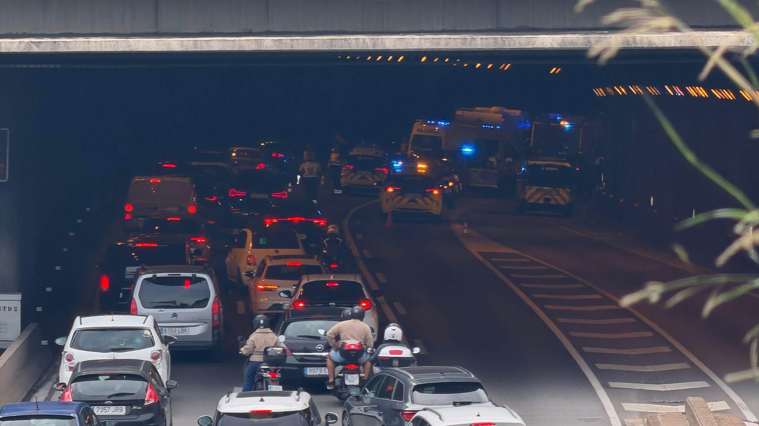 Accident múltiple a la ronda de Dalt: quatre cotxes implicats i tretze persones ferides | FOTO: Anti-radar Catalunya