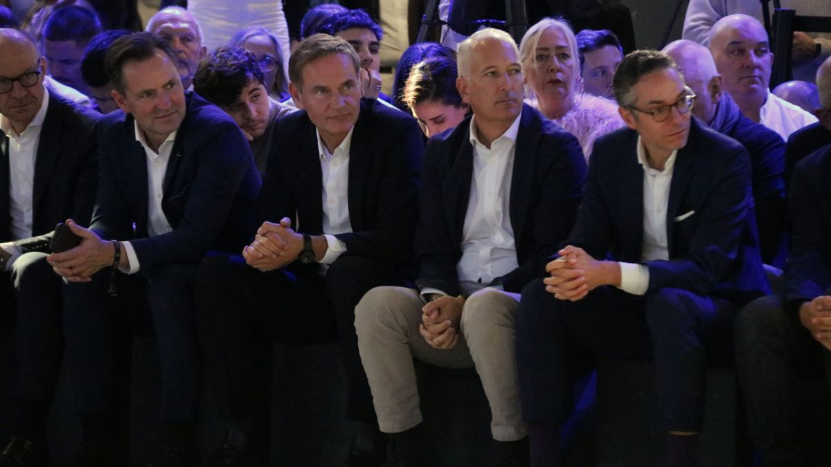 El conseller delegat del Grup Volkswagen, Oliver Blume, i el conseller delegat de Seat i Cupra, Markus Haupt, al Saló de l’Automòbil de París