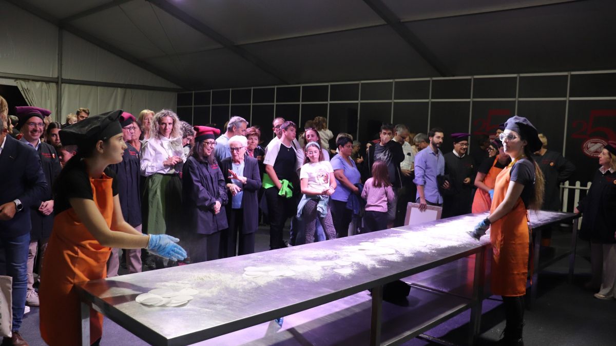 Agramunt homenatja els guardians del seu torró els Menestrals reben el 25è Torronaire d’Honor 5