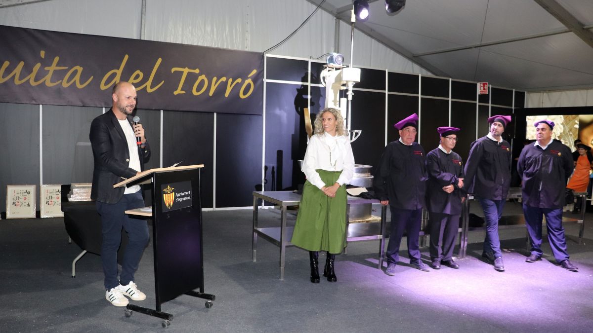 Agramunt homenatja els guardians del seu torró els Menestrals reben el 25è Torronaire d’Honor 4