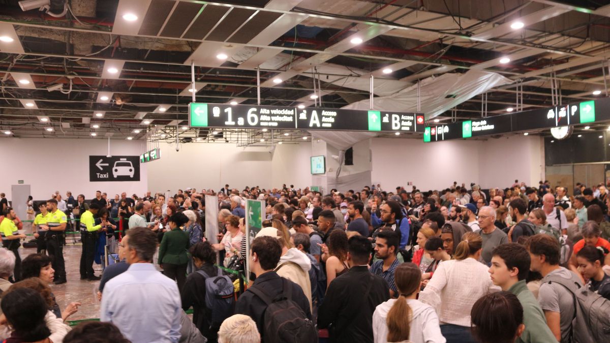 Persones als accessos dels AVE a l'estació de Sants