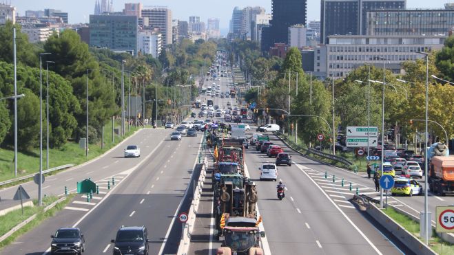 Tractors en la seva arribada a Barcelona per l'avinguda Diagonal