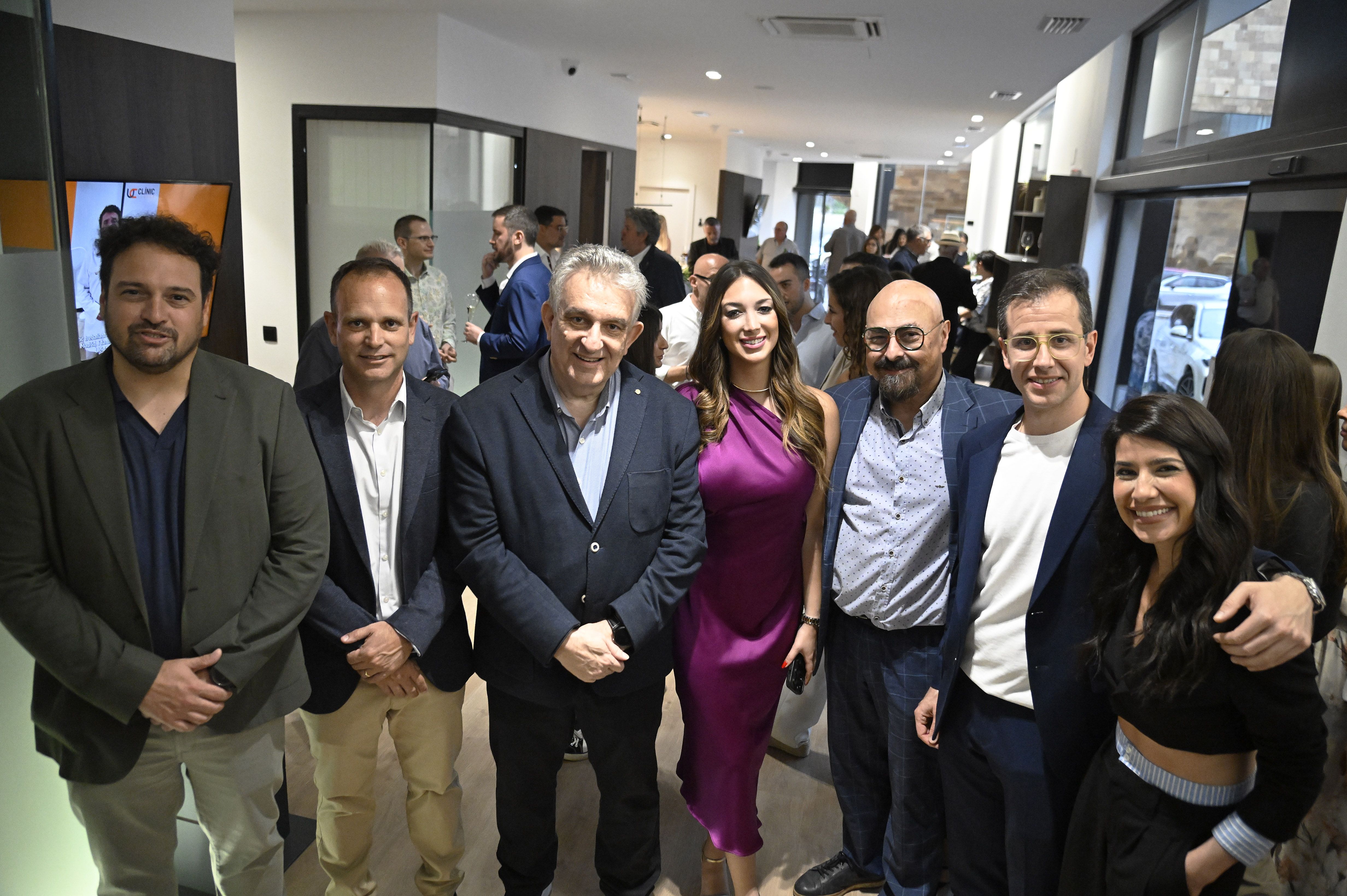 Imagen de la inauguración de las instalaciones de Clínic Lleida, con los doctores David Garcia y Jaume Pelegrí y Jaume Saltó, entre otras autoridades y representantes institucionales.