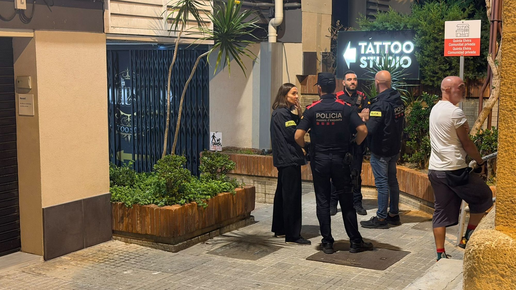 Agents de cossos policials davant d'un local de tatuatges de Badalona on hi ha hagut un tiroteig mortal