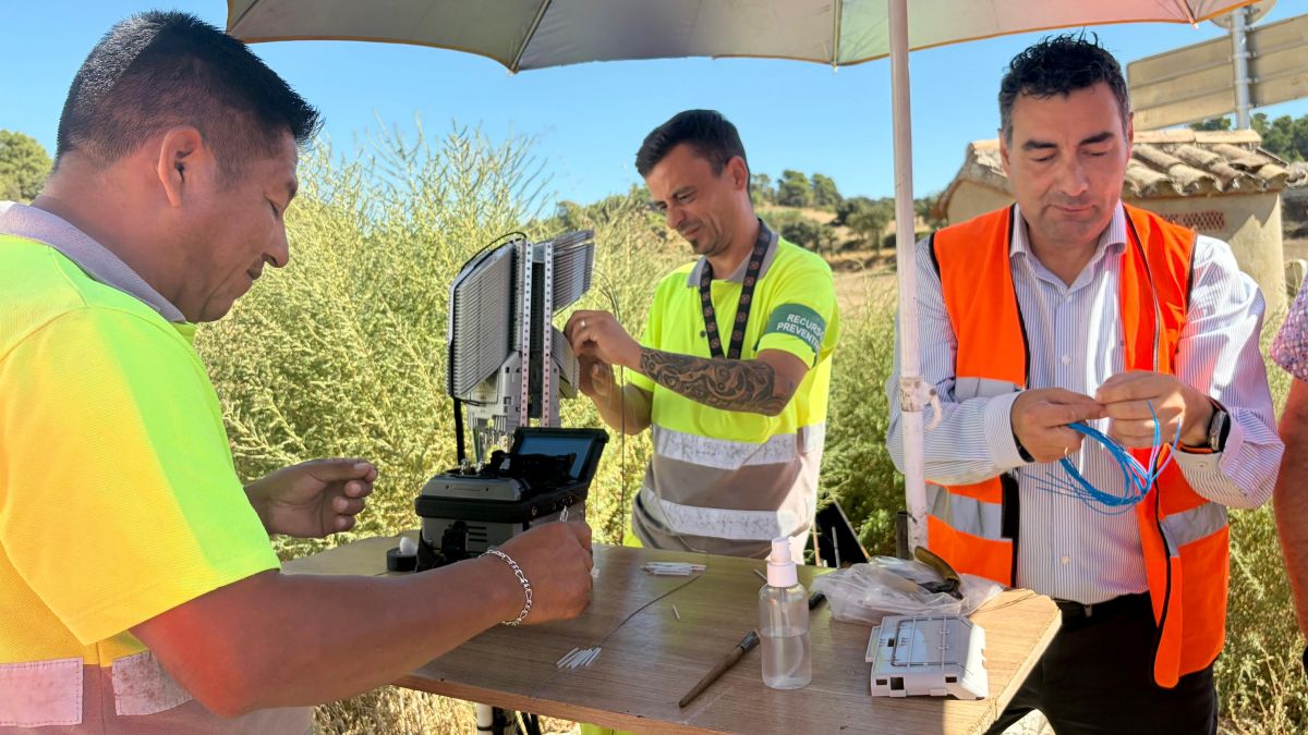 Operaris en el Desplegament de Fibra Òptic a la Segarra Central en un projecte de la Diputació de Lleida