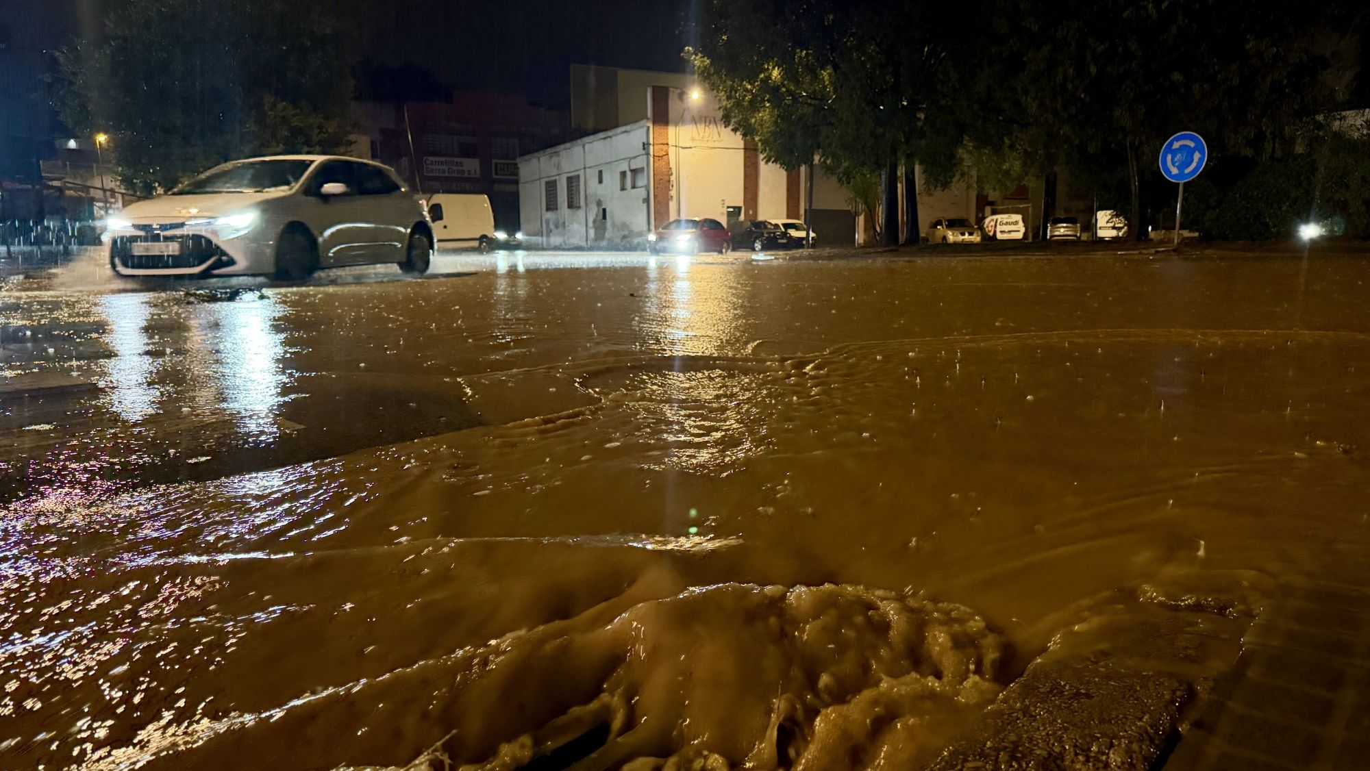Carrer inundat a tocar del riu Congost de Granollers