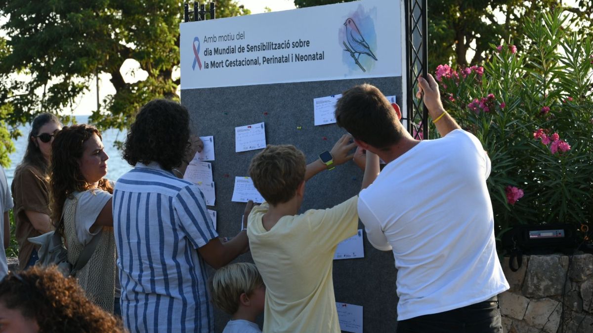 S’ha habilitat un espai de reflexió amb un mural de missatges i relats de dol