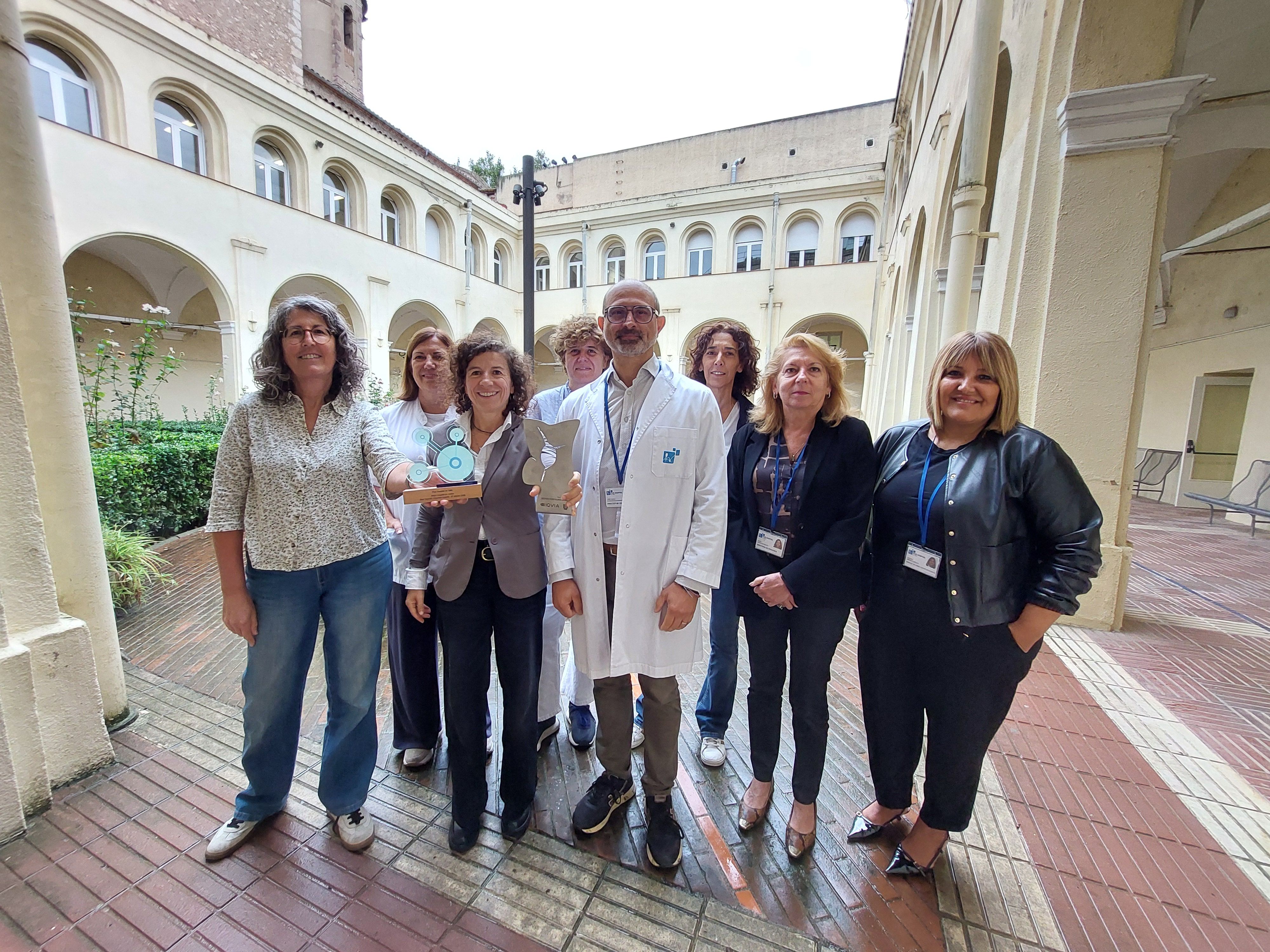 El equipo directivo del Pius Hospital con los galardones que recientemente ha recibido el centro el Premio Best Spanish Hospitals (BSH) y el TOP20