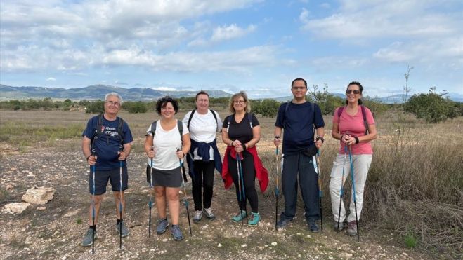 Els participants es van estrenar en la marxa nòrdica amb una caminada d’uns 11 quilòmetres fins a Alió