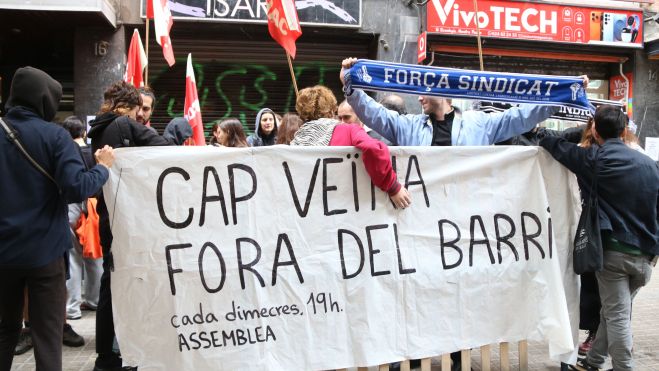 Veïns del barri del Camp de l'Arpa intenten evitar el desnonament