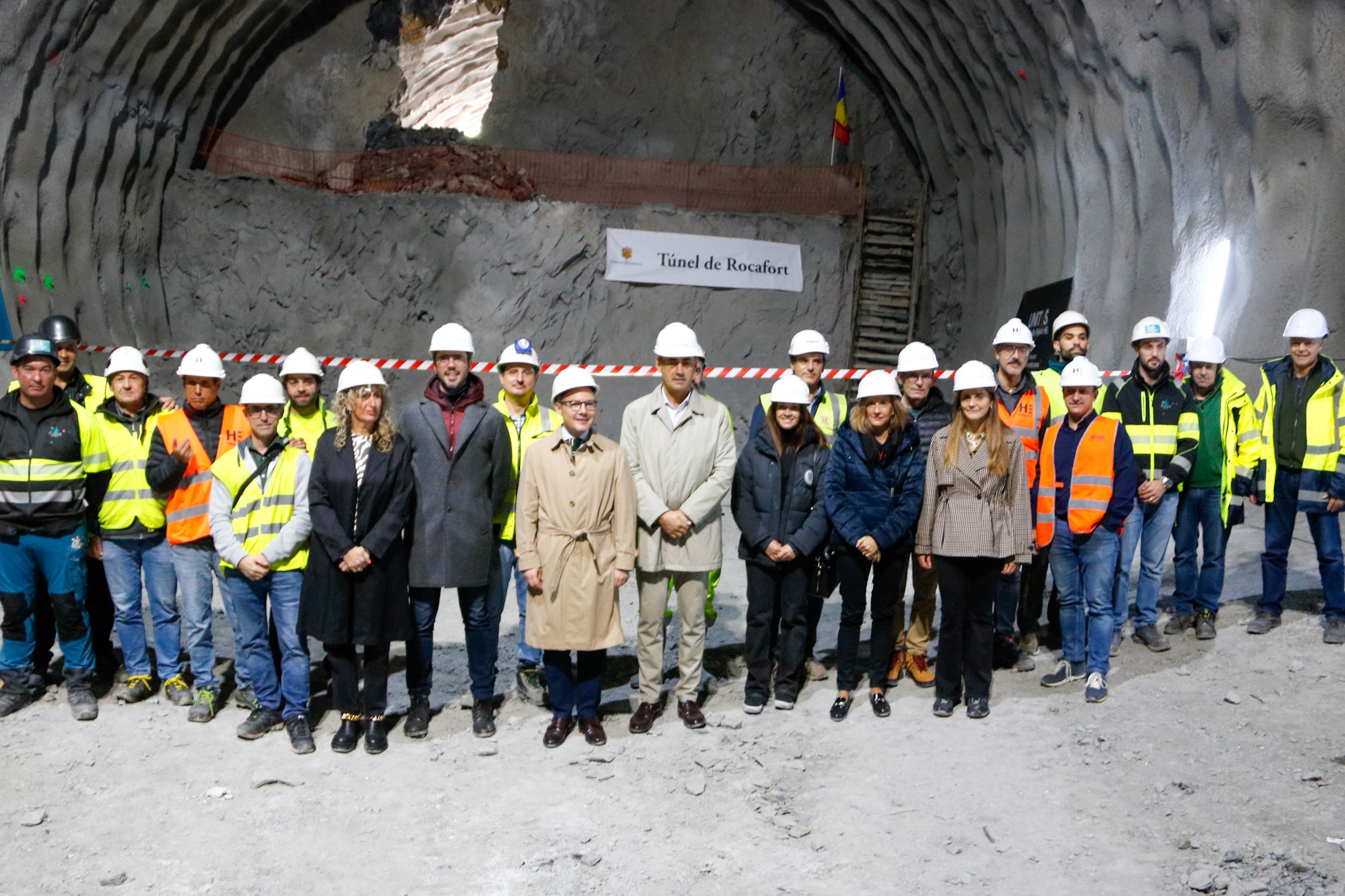 Imatge de grup de les autoritats andorranes amb alguns dels treballadors del túnel