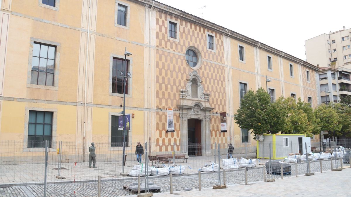 La façana de la Casa de Cultura on la Diputació de Girona preveu traslladar hi la seu