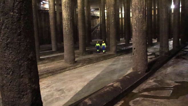 Dos operaris al dipòsit pluvial Joan Miró
