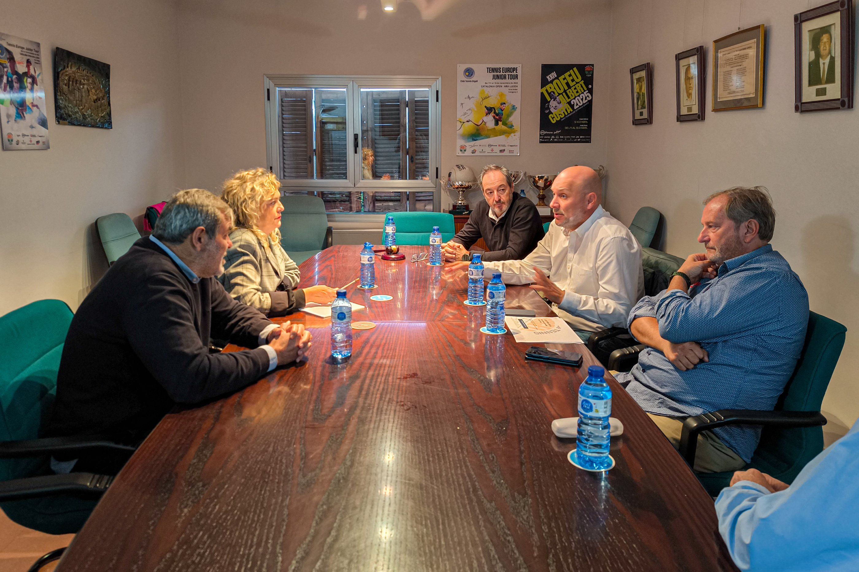 Violant Cervera y David Melé reunidos con la Junta del Club Tennis Urgell (JuntsXCat Paeria).