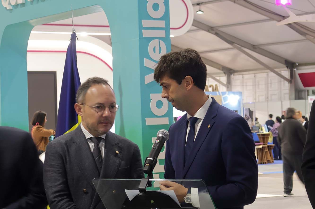 El cap de Govern, Xavier Espot, conversa amb el cònsol major d'Andorra la Vella, Sergi González, moments abans de la inauguració de la 47a Fira d'Andorra la Vella | FOTO: M.F. / ANA