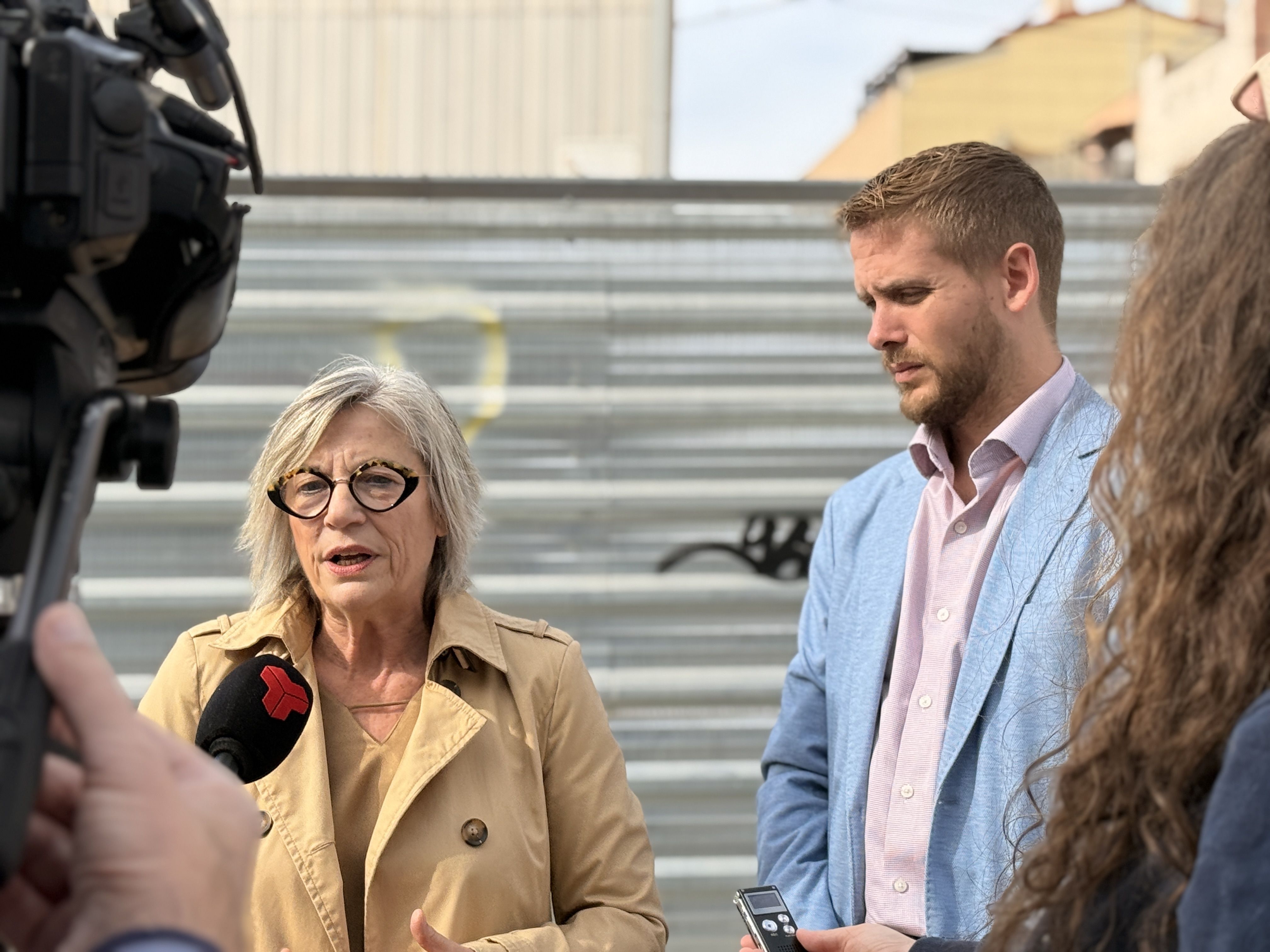 Eva Candela, portaveu municipal del PSC de Terrassa, i Javi Garcia, candidat socialista a l'alcaldia