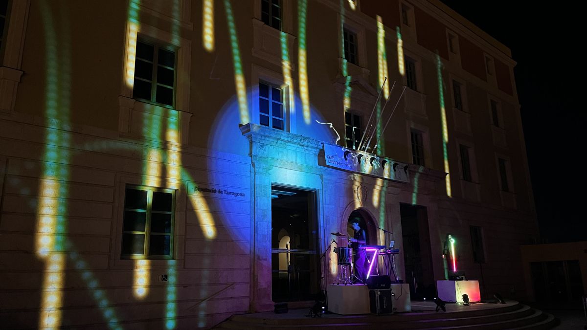 Il·luminació de la façana de l'Ajuntament de Tarragona per la celebració dels 50 anys del Museu d'Art Modern (MAMT)