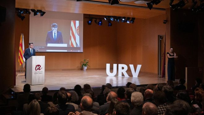 El parlament del rector en una Aula Magna del campus Catalunya plena de gom a gom