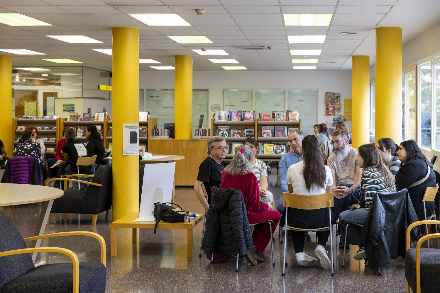 Una edición anterior de la Biblioteca Humana de L'Hospitalet en la biblioteca La Bòbila | FOTO: Edu Bayer