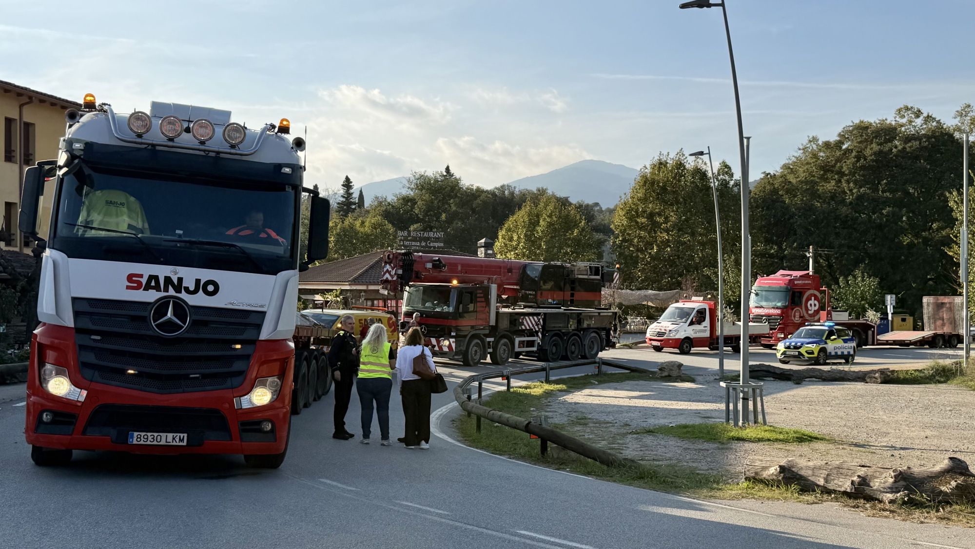 Conjunt de camions grua que s'han fet servir per retirar l'autobús