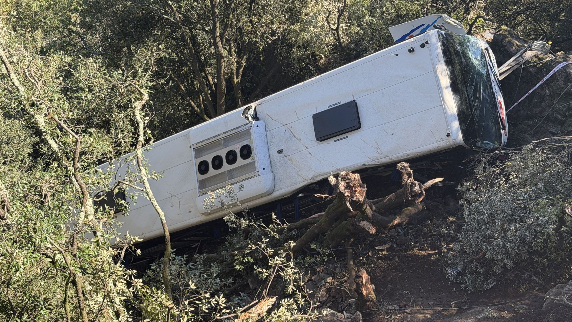 Els Bombers han treballat tota la tarda en la retirada del vehicle