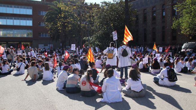 Metges asseguts davant del Departament de Salut