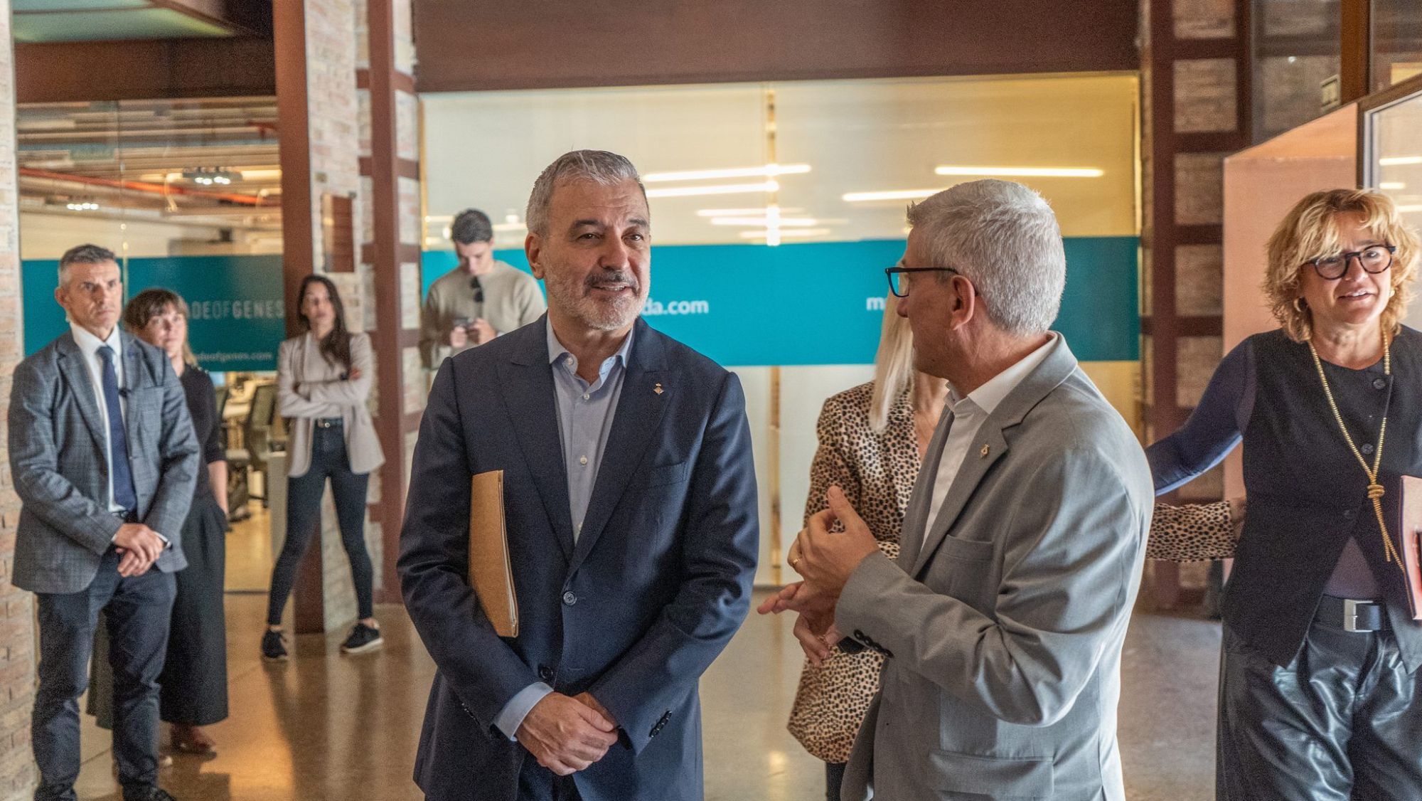 L'alcalde de Barcelona, Jaume Collboni, i l'alcalde d'Esplugues, Eduard Sanz, en la Comissió Mixta