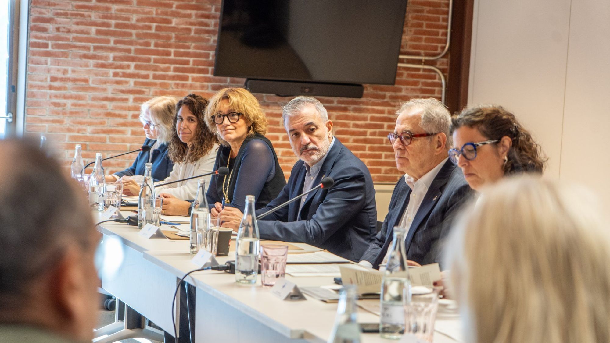 L'alcalde de Barcelona, Jaume Collboni, i l'alcalde d'Esplugues, Eduard Sanz, en la Comissió Mixta per l'àmbit del Clínic i la Diagonal