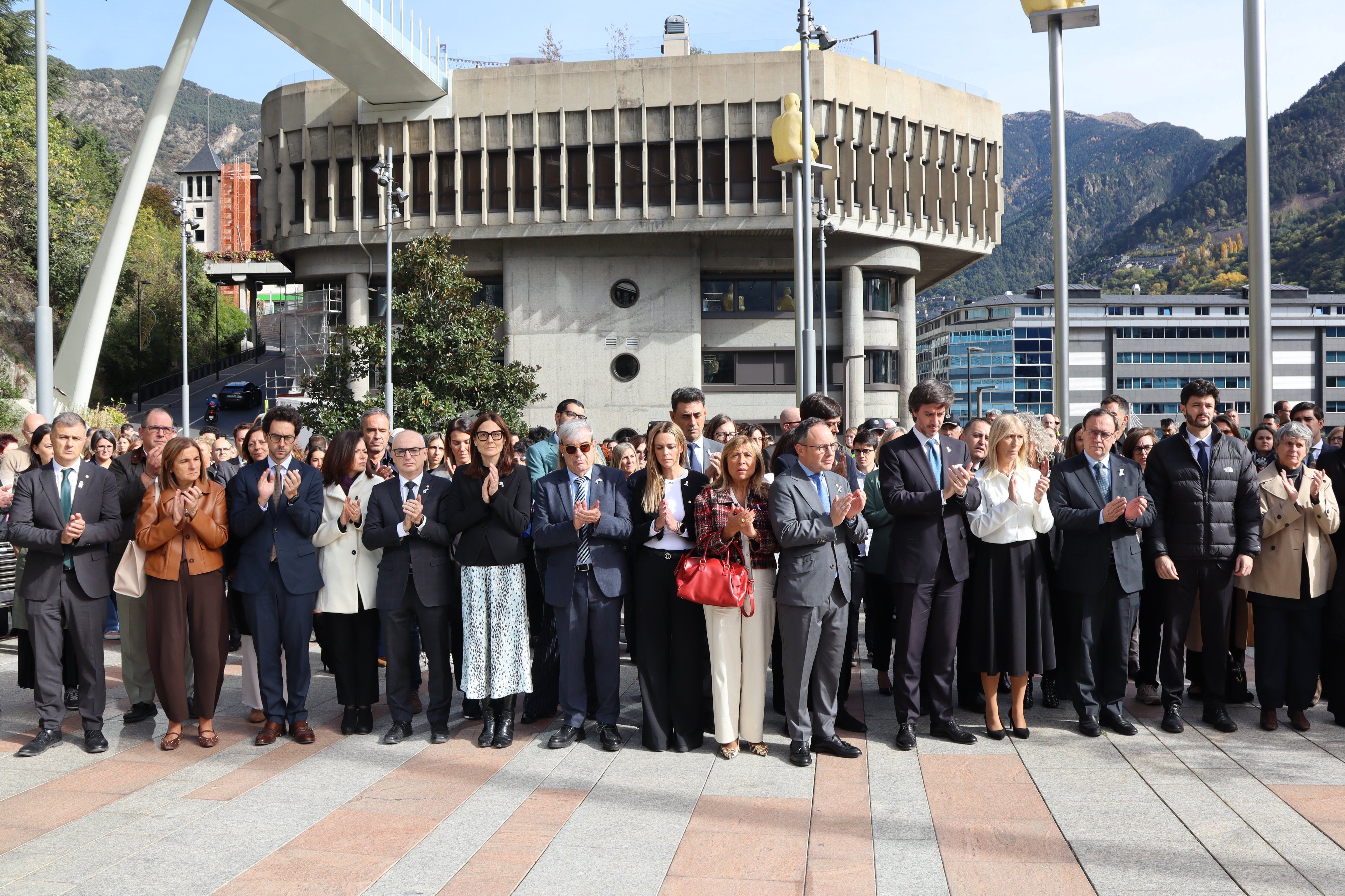 Los representantes políticos durante el minuto de silencio por la mujer asesinada en Andorra la Vieja | FOTO: D.M. (ANA)