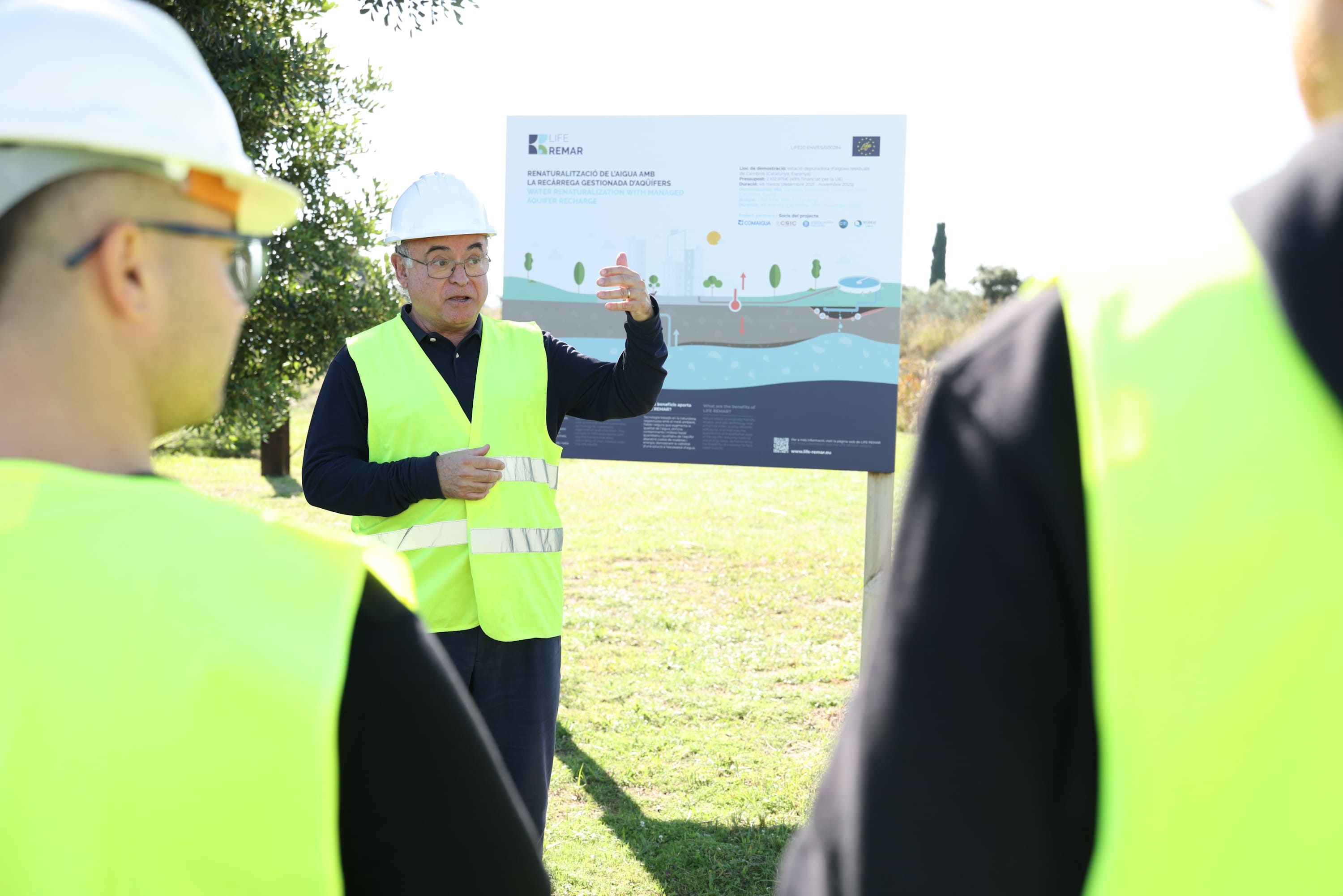 Foto 3 Joan Campos explicant el projecte de recàrrega de l'aqüífer del Baix Camp