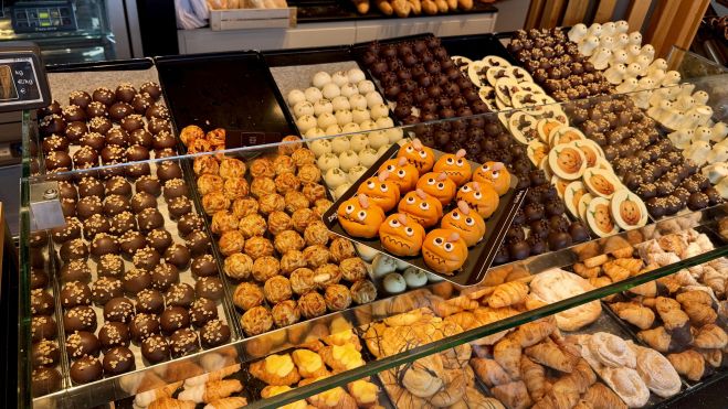 Àmplia varietat de panellets a la pastisseria Zaguirre de Terrassa