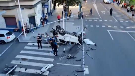 Un cotxe cau d’un pont de vuit metres després d’una baralla entre conductors