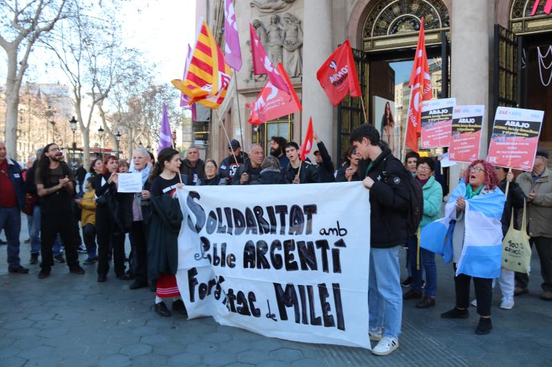 Protesta davant el consolat de l’Argentina contra les reformes Milei