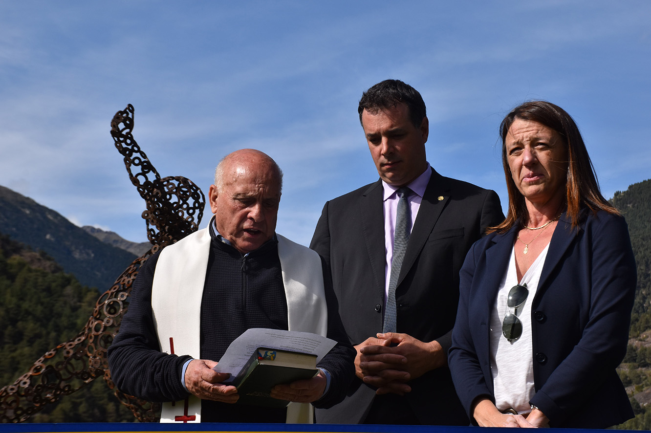 El párrpura, Joan Fenosa, y los cónsules de Ordino, Maria del Mar Coma y Eduard Betriu, durante la inauguración de la escultura 'Esforç, Destressa i Passió'