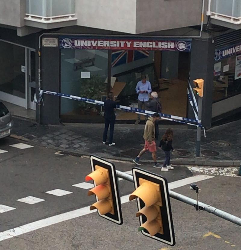 Un cotxe perd el control i s’encasta en un local al centre de Tarragona