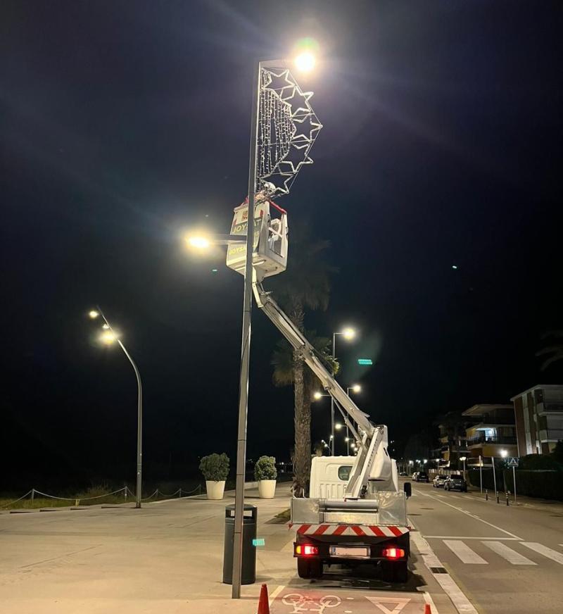La instalación de las luces de Navidad ya ha comenzado en Castelldefels