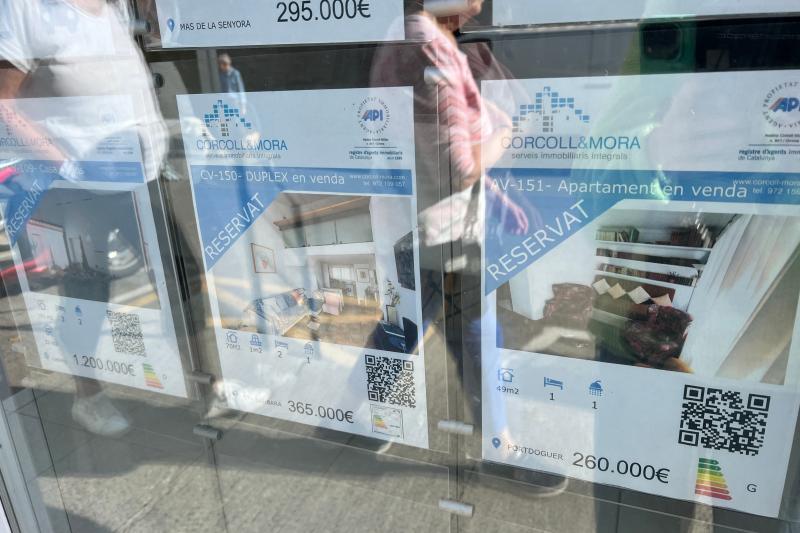 Cartells de pisos en venda en una immobiliària de Cadaqués