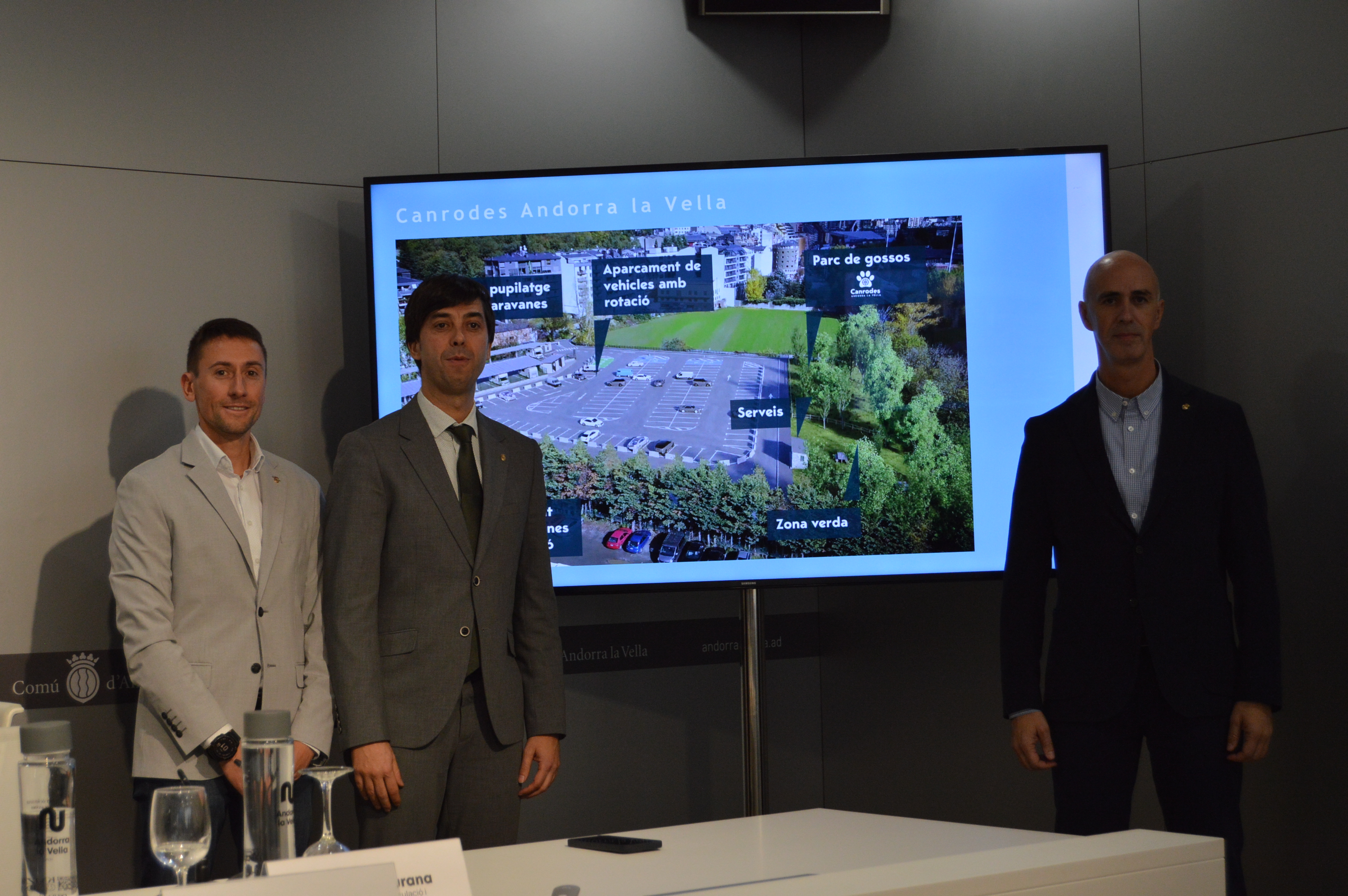 Jordi Cabanes, Sergi González i Xavier Surana davant la imatge de com quedarà el futur espai públic